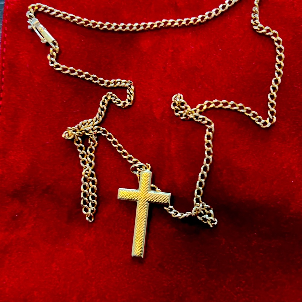 18 Kt Gold cross pendant necklace